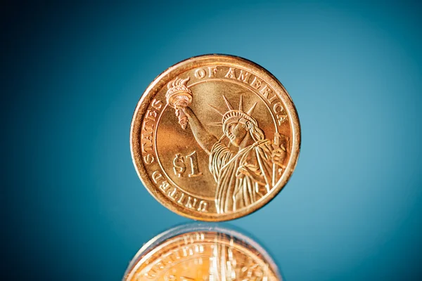 Arany dollár érme a kék háttér — Stock Fotó