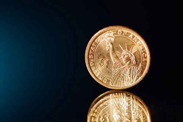 Moeda de dólar dourado com espaço de cópia — Fotografia de Stock