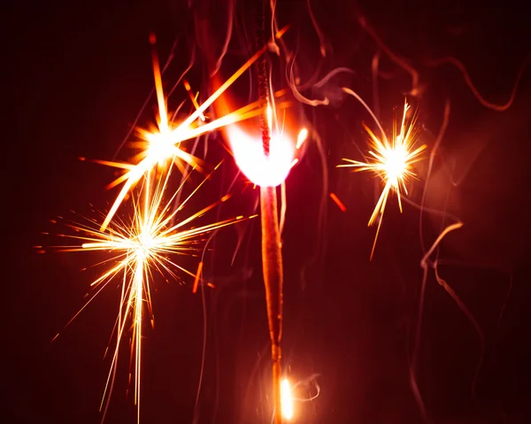 Kerstmis sparkler in waas met rood licht — Stockfoto