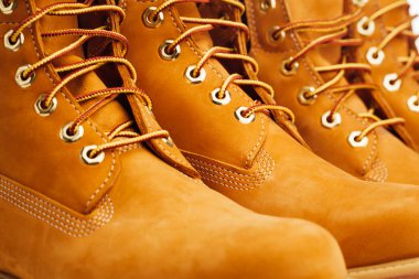 Sarı kışlık botlar, closeup görünümü