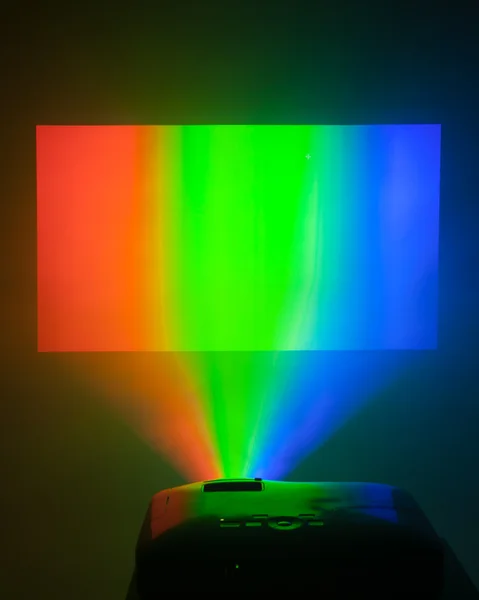 Projector in actie met verlichte RGB-scherm — Stockfoto