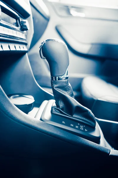 Gearstick 自动变速器汽车的速度转变选择器 — 图库照片