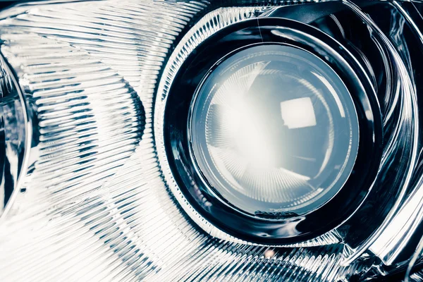 Xenônio levou a lente óptica da lâmpada do farol, vista macro — Fotografia de Stock
