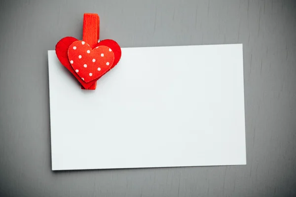 Sfondo di carta bianca con rosso San Valentino clip cuore — Foto Stock