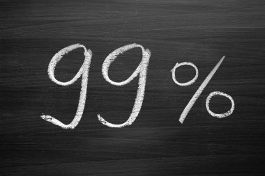 yüzde 99 başlık ile bir Tebeşir tahtaya yazılmış
