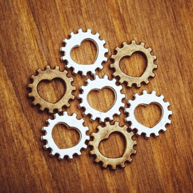 kalp simgesi, ahşap arka plan ile dişli tekerler