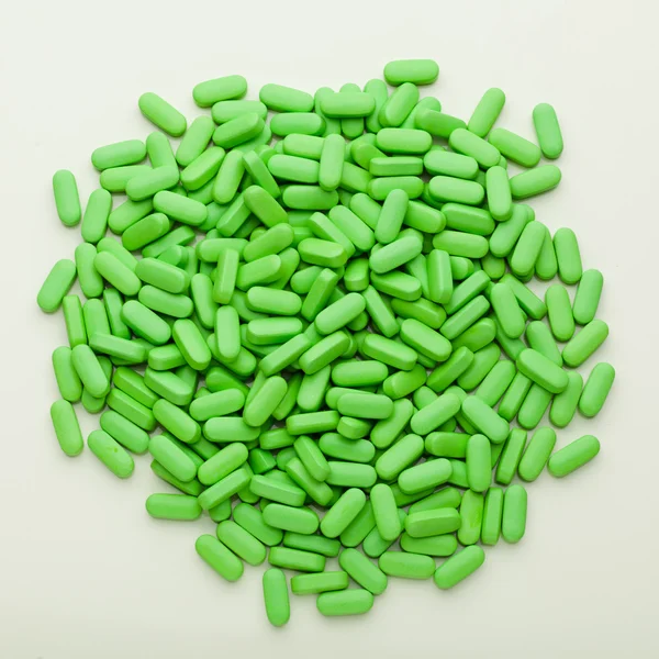 Suplementos nutricionales, pastillas de vitaminas verdes —  Fotos de Stock