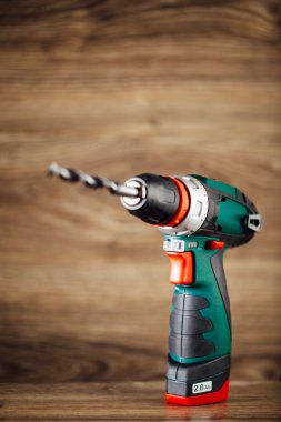 ahşap arka plan karşı Akülü matkap