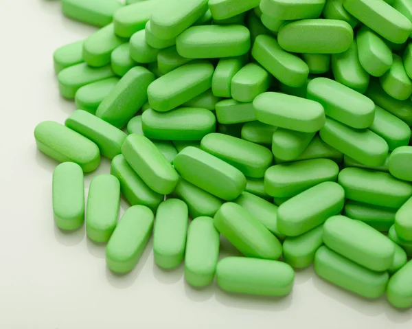 Suplementos nutricionales, pastillas de vitaminas verdes — Foto de Stock