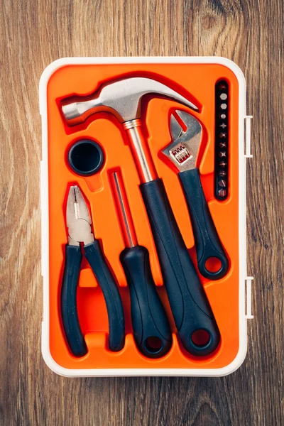 Caixa de ferramentas em fundo de madeira — Fotografia de Stock