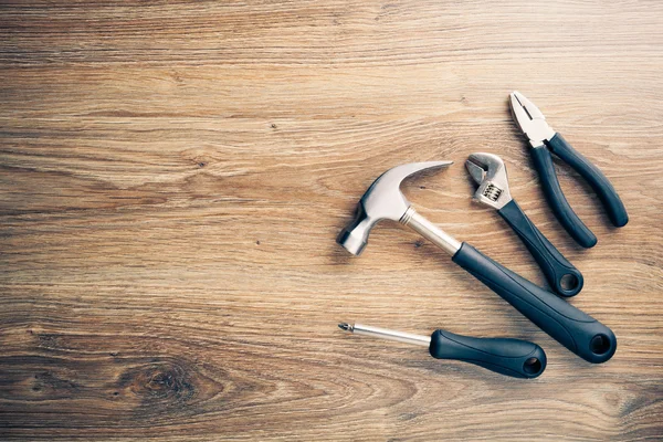 Herramientas de trabajo sobre fondo de madera — Foto de Stock