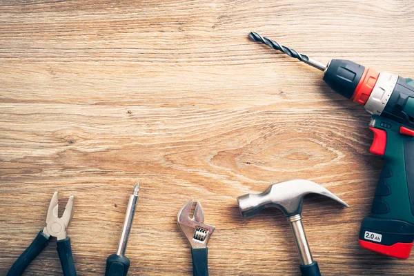 Herramientas de trabajo sobre fondo de madera — Foto de Stock