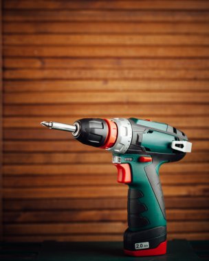 ahşap arka plan karşı Akülü tornavida