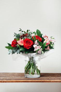 ahşap plakalar, açık renkli üzerinde çiçek buketi