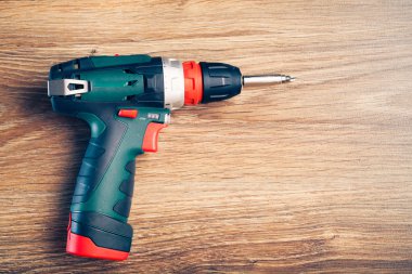 ahşap arka plan üzerinde elektrikli tornavida