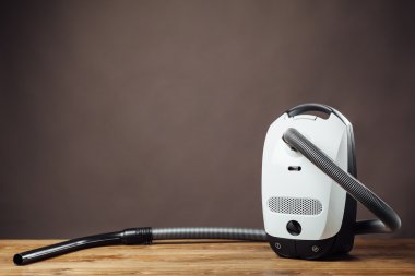 Elektrikli süpürge parke zemin üzerinde