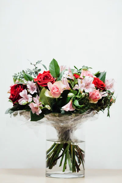 Bloemen boeket op lichte achtergrond — Stockfoto