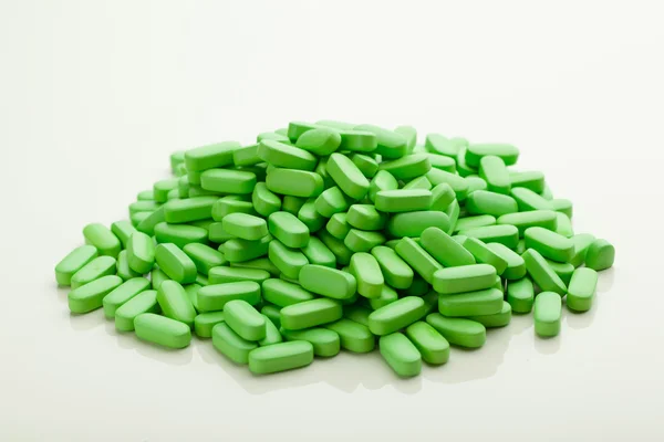 Nahrungsergänzungsmittel, grüne Vitaminpillen — Stockfoto