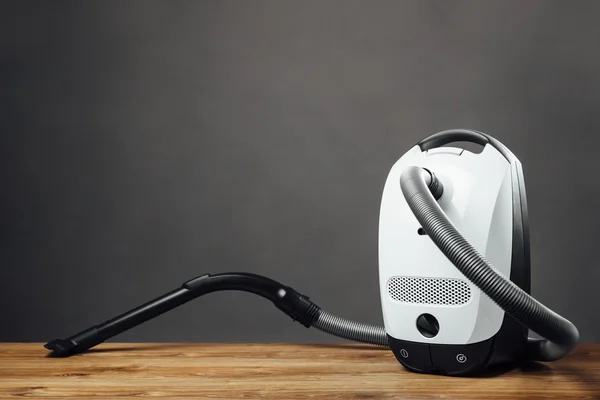Vacuum cleaner pada latar belakang abu-abu — Stok Foto