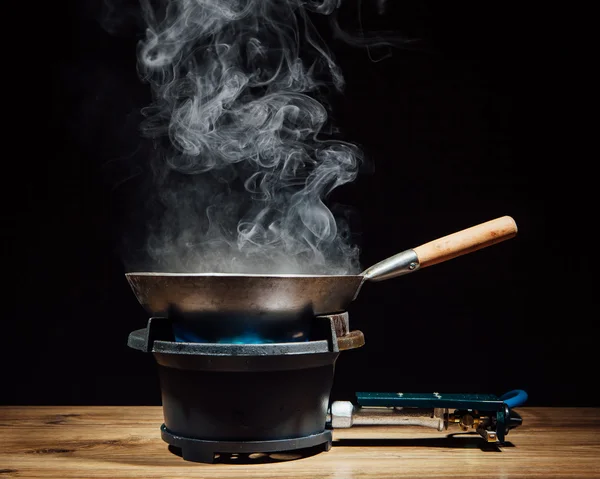 Padella wok cinese sul bruciatore a gas fuoco — Foto Stock