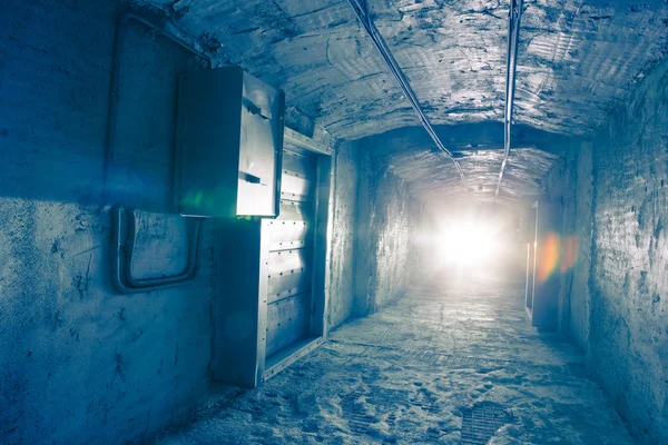 Свет в конце промышленного коридора — стоковое фото