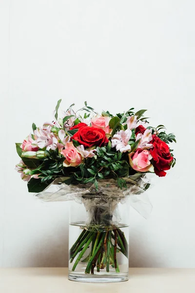 Bloemen boeket op lichte achtergrond — Stockfoto