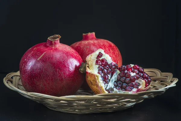 Siyah bir zemin üzerine nar — Stok fotoğraf