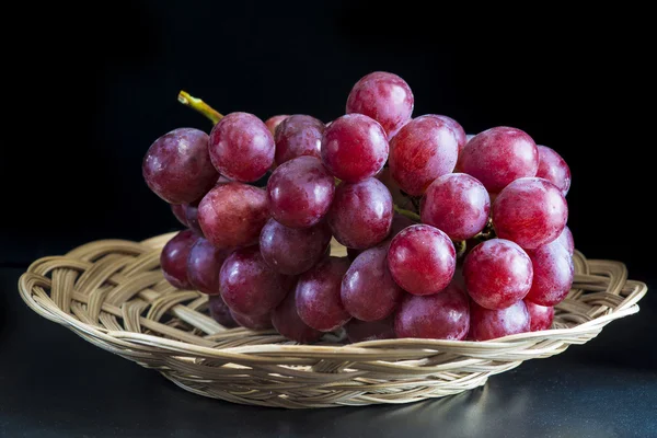 Uve rosse su fondo nero — Foto Stock