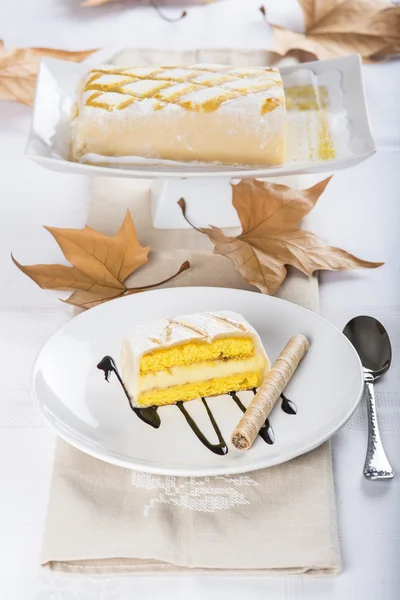 Tårta med marsipan och bakverk grädde — Stockfoto