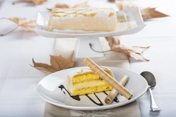 Tårta med marsipan och bakverk grädde — Stockfoto