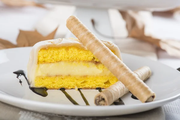 Gâteau avec massepain et crème pâtissière — Photo