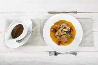 Poussin üzüm sosu ile