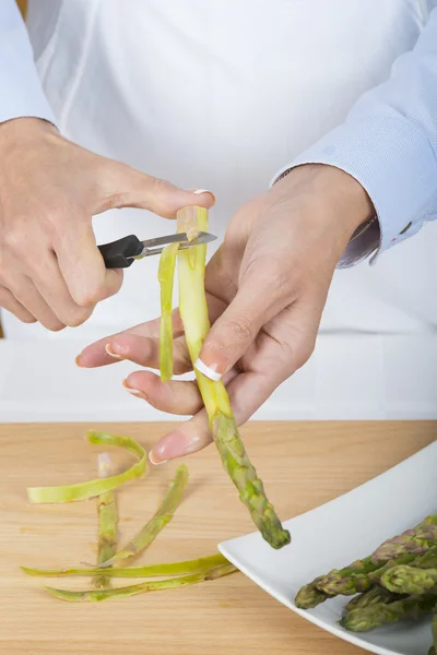 Trim and peel asparagus — Stock Photo, Image