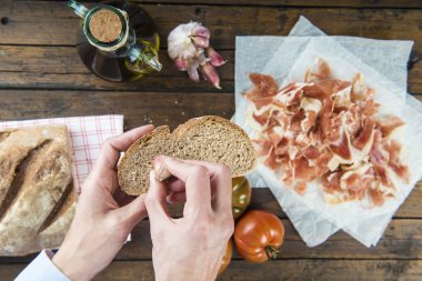 Sarımsak ekmek dilimi üzerinde sürtünme Şef