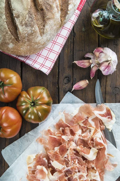 Jamón con pan, tomate, ajo y aceite de oliva — Foto de Stock