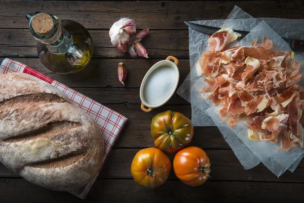 Jamón con pan, tomate, ajo y aceite de oliva — Foto de Stock
