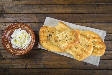 Barbari ya da Farsça ekmek ve süzme yoğurt