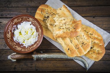Barbari ya da Farsça ekmek ve süzme yoğurt