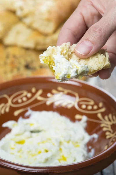 Barbari або перською хліб і напруженими йогурт — стокове фото
