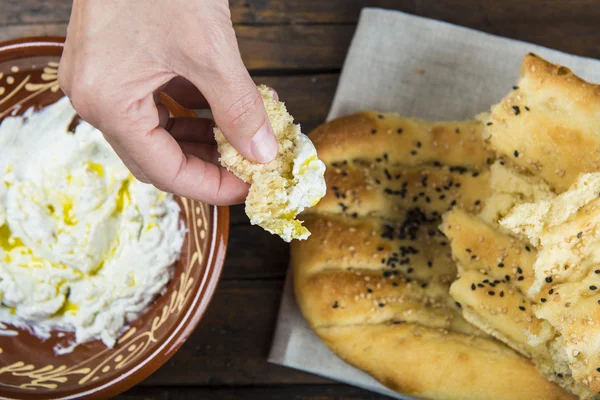 Barbari або перською хліб і напруженими йогурт — стокове фото