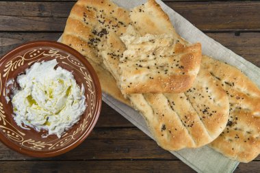 Barbari ya da Farsça ekmek ve süzme yoğurt