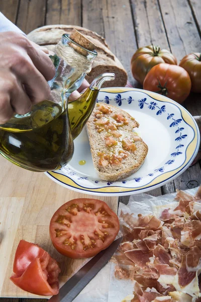 Kuchaři nalil olivový olej na přípitek — Stock fotografie