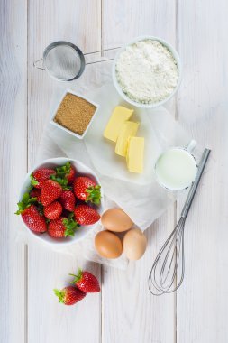 Bir çilekli kek pişirmek için malzemeler