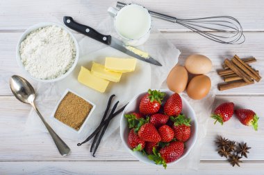 Bir çilekli kek pişirmek için malzemeler