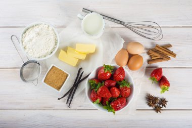 Bir çilekli kek pişirmek için malzemeler