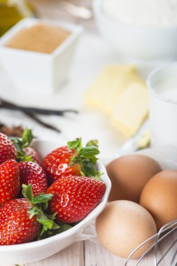 Bir çilekli kek pişirmek için malzemeler