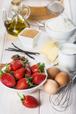 Bir çilekli kek pişirmek için malzemeler