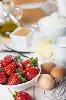 Bir çilekli kek pişirmek için malzemeler