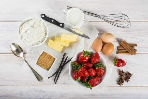 Bir çilekli kek pişirmek için malzemeler
