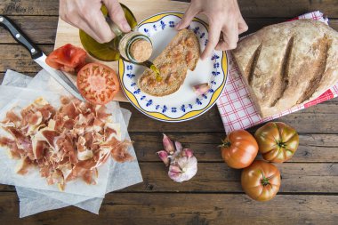 Şef bir tost zeytin yağ boşaltma